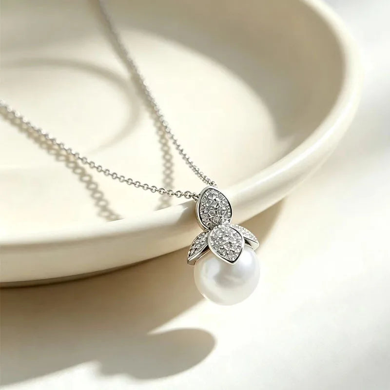 1Pc Ladies 18K Gold Petal Zircon Pearl Pendant Necklace, Strong Light Cold White Pearl Clavicle Chain, Premium Mosaic Pearl Necklace, 18K Gold Plated, White Gold Plated Titanium Steel Necklace
