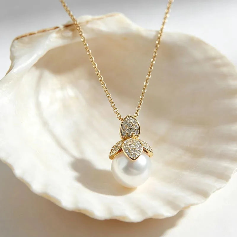 1Pc Ladies 18K Gold Petal Zircon Pearl Pendant Necklace, Strong Light Cold White Pearl Clavicle Chain, Premium Mosaic Pearl Necklace, 18K Gold Plated, White Gold Plated Titanium Steel Necklace