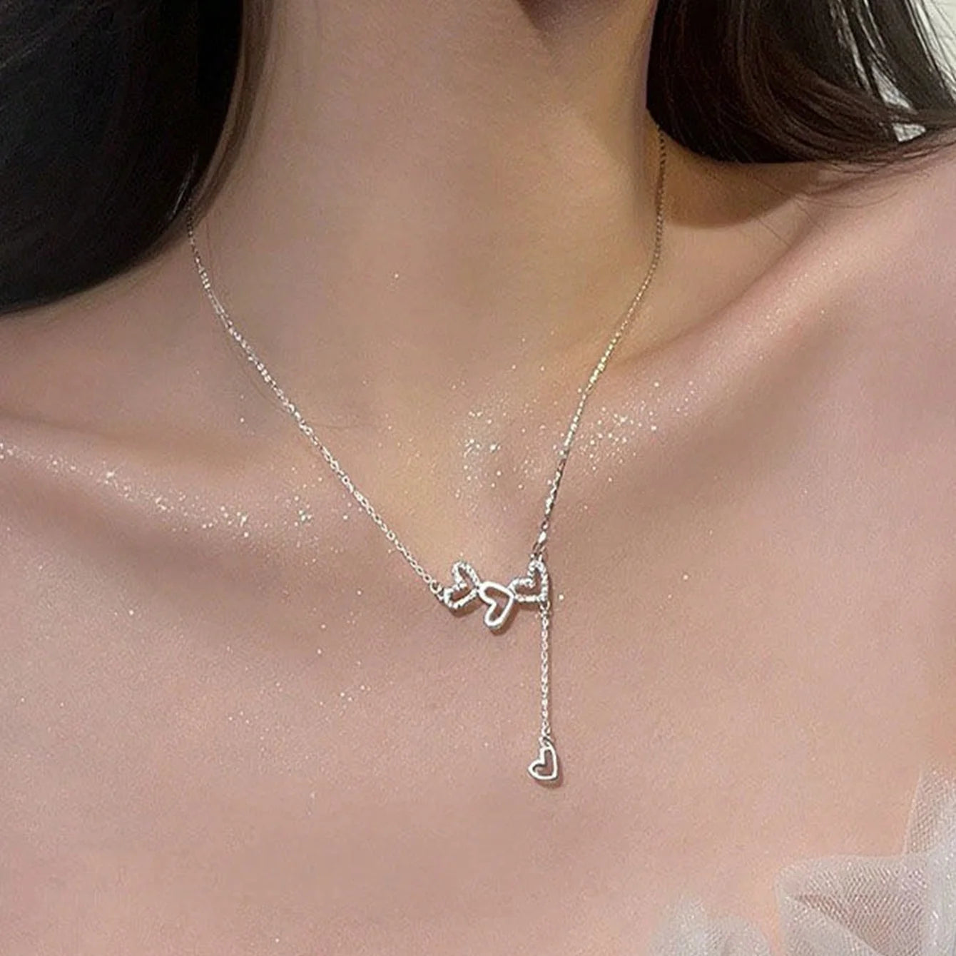 An elegant and minimalist rhinestone three-love fringed pendant necklace with a luxurious and versatile design for ladies, brides, engagement jewelry, girlfriends or Valentine's Day gifts.