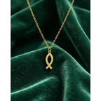 1Pc new women's micro-inlaid zircon lucky fish pendant necklace, niche design titanium steel hollow small fish collarbone chain