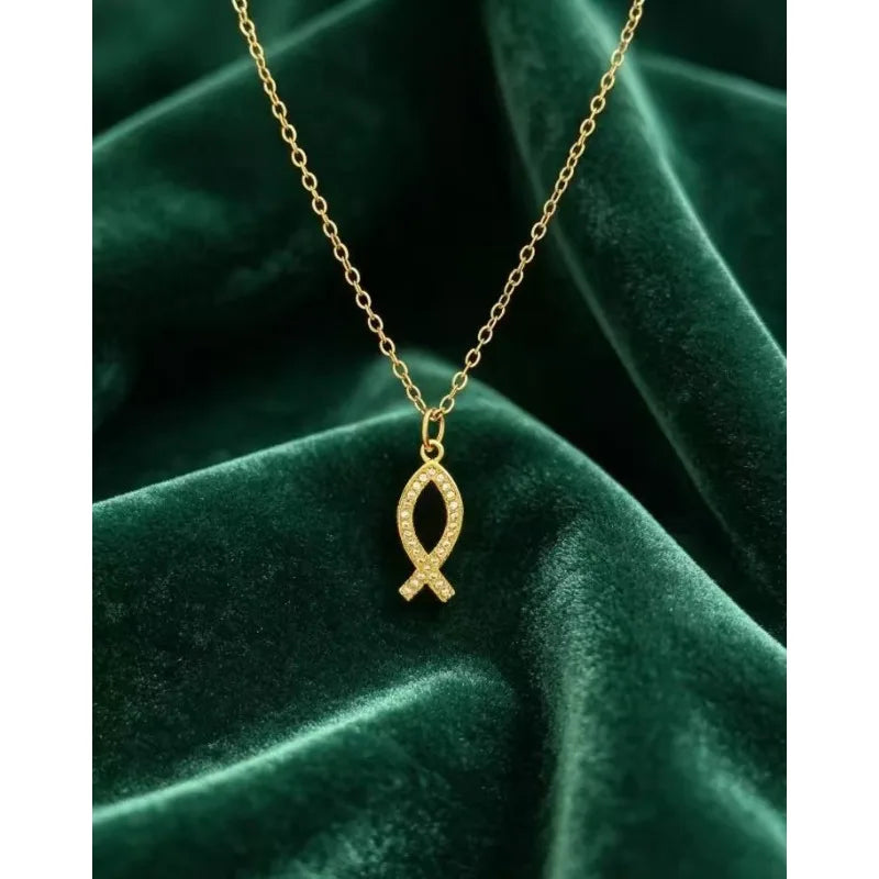 1Pc new women's micro-inlaid zircon lucky fish pendant necklace, niche design titanium steel hollow small fish collarbone chain