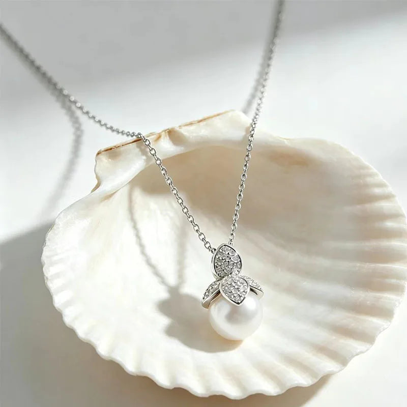 1Pc Ladies 18K Gold Petal Zircon Pearl Pendant Necklace, Strong Light Cold White Pearl Clavicle Chain, Premium Mosaic Pearl Necklace, 18K Gold Plated, White Gold Plated Titanium Steel Necklace