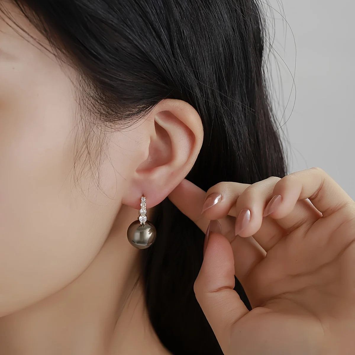 Light luxury zircon hemp gray pearl earrings are suitable for women's daily wear, and give gifts to girlfriends and mothers.