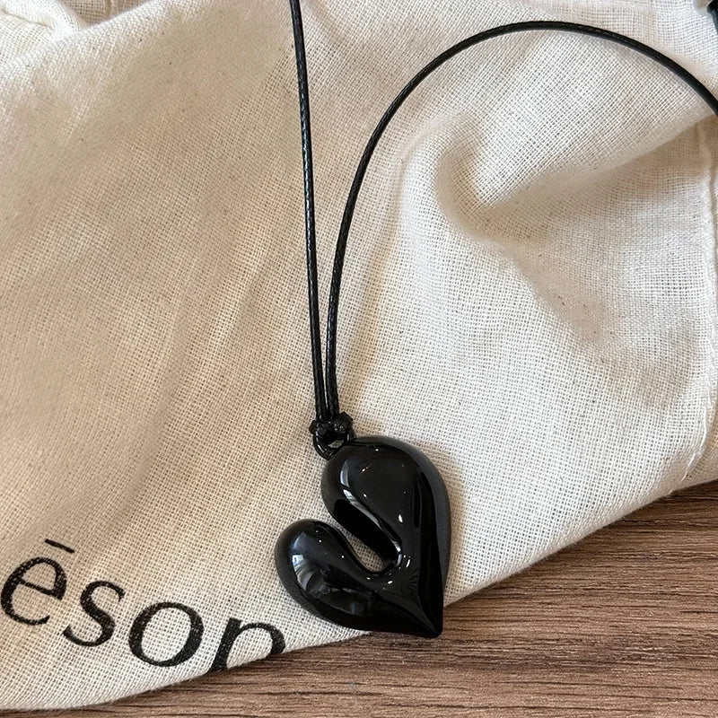 LATS Red Heart Pendant Necklace Vintage 80s Aesthetic Love Inspired Choker New Fashion Romantic Heart Necklace for Women mbzr