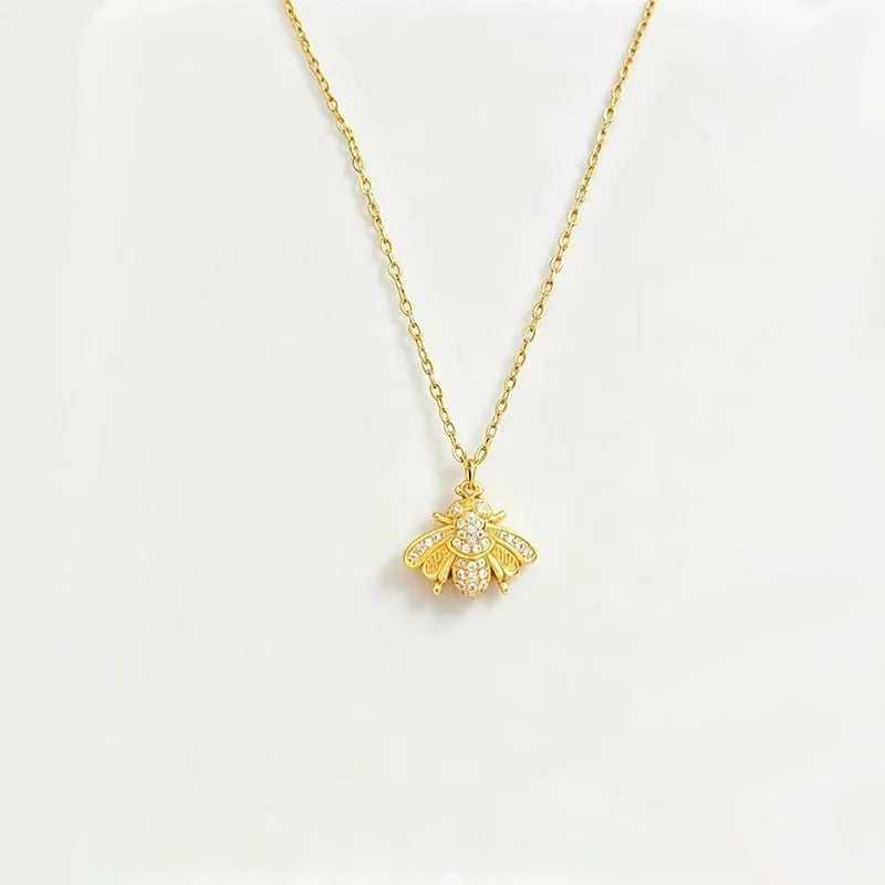 1Pc European and American women's retro little bee zircon pendant necklace, niche design titanium steel collarbone chain, suitable for daily travel wear, back-to-school gifts