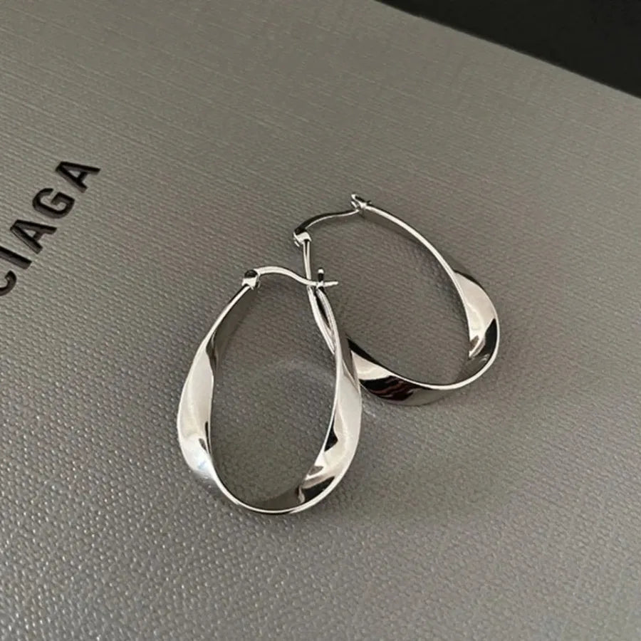 Temperament Simple Sliver Color Bright Surface Oval Geometric Hoop Earrings for Women Exquisite Trend Jewelry Accessories Gifts