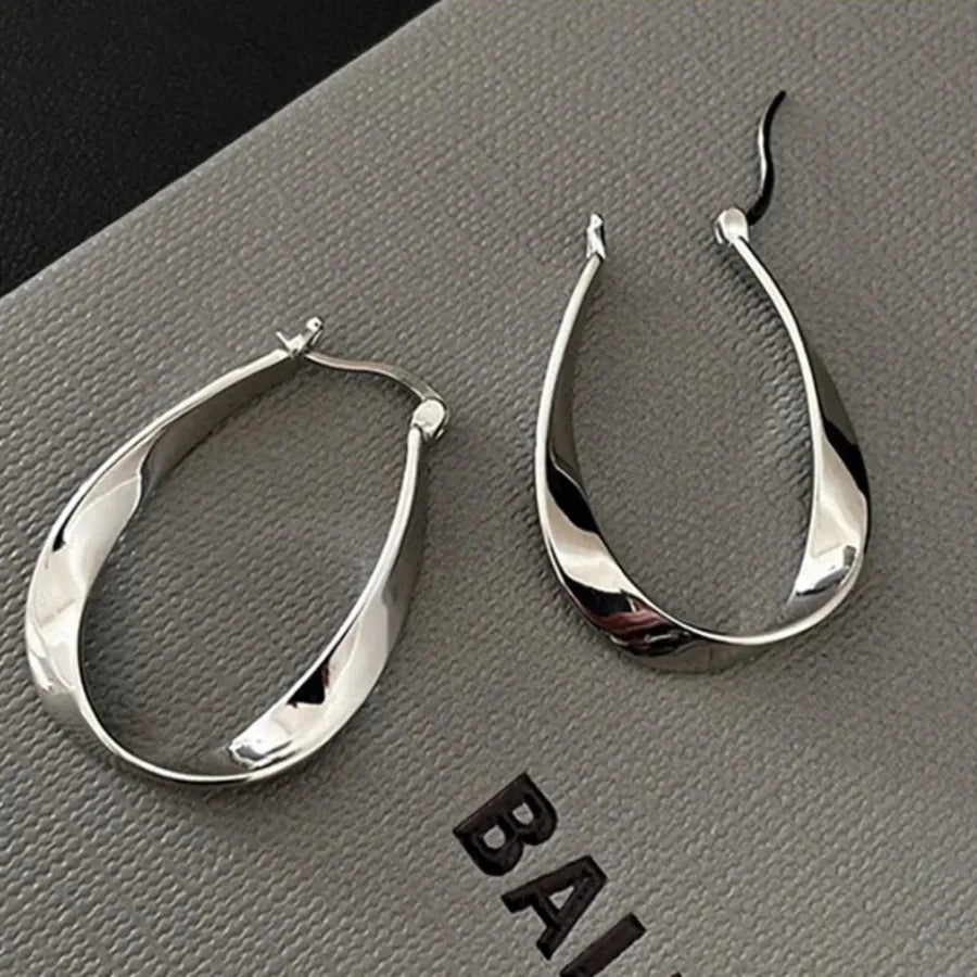 Temperament Simple Sliver Color Bright Surface Oval Geometric Hoop Earrings for Women Exquisite Trend Jewelry Accessories Gifts
