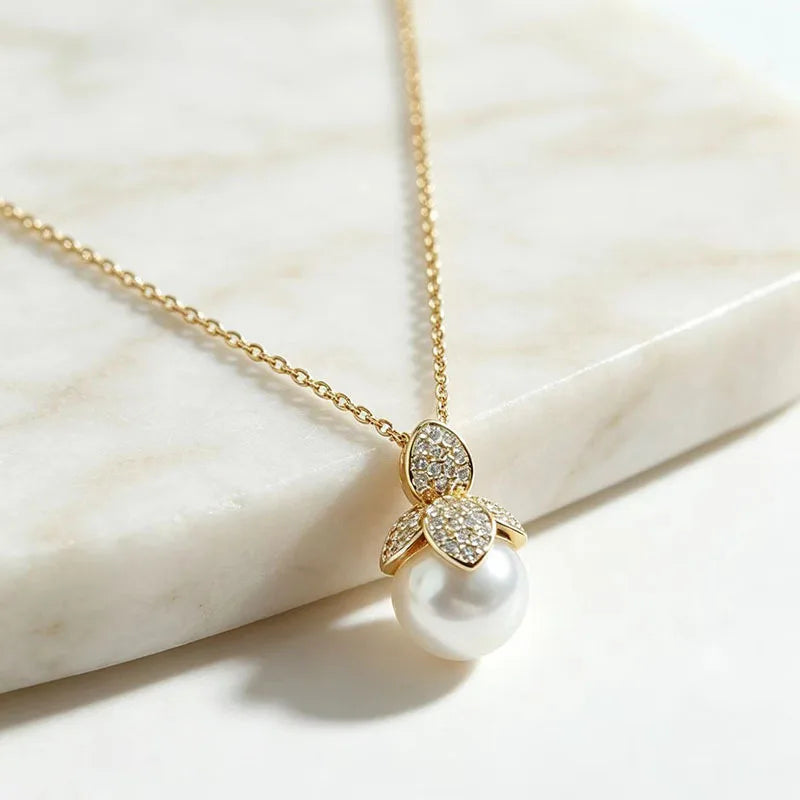 1Pc Ladies 18K Gold Petal Zircon Pearl Pendant Necklace, Strong Light Cold White Pearl Clavicle Chain, Premium Mosaic Pearl Necklace, 18K Gold Plated, White Gold Plated Titanium Steel Necklace