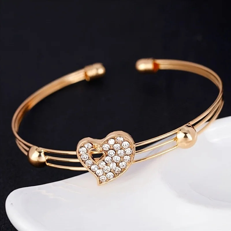 A 4-piece fashion jewelry set that includes rhinestone jewelry, including peach heart pendant necklaces, rings, studs, and bracelets, perfect for everyday wear or parties. mbzr